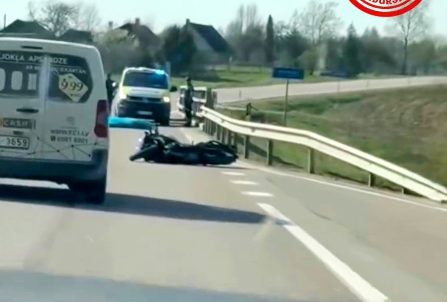 Mediķi izmisīgi cenšas glābt. Letāla avārija uz tilta Rēzeknē. VIDEO (Bilde 2)