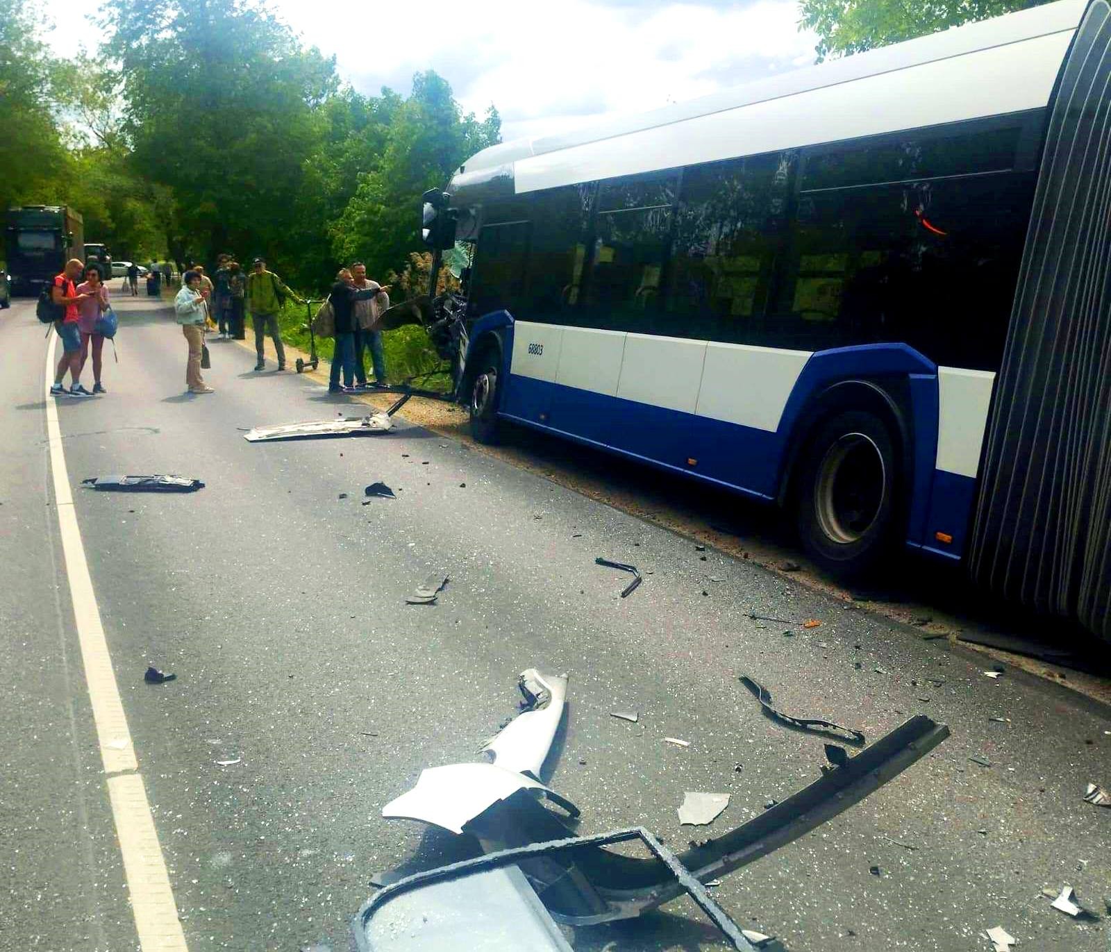 FOTO. Līdz asarām… Rīgas Satiksmes 3. autobuss sadragāts lupatās, cietuši cilvēki un nosities šoferis (Bilde 3)
