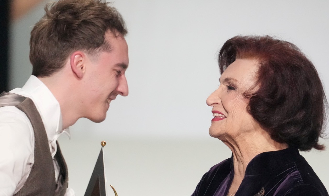 Ar asarām acīs Spēlmaņu nakts labākais aktieris lūdz latviešu tautu glābt skatuves kolēģa Aigara Vilima dzīvību  (Bilde 4)